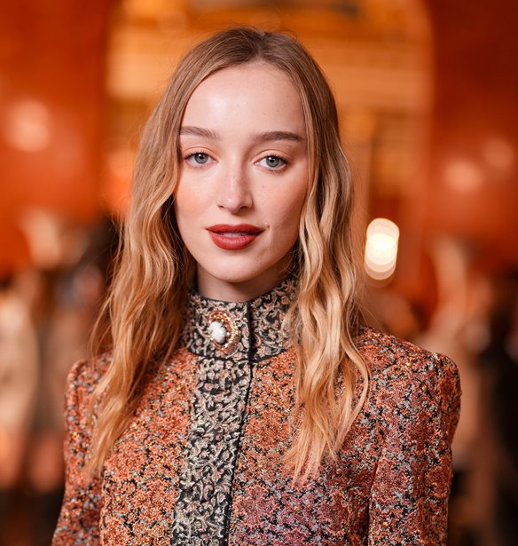 Phoebe Dynevor: Η μεγάλη αλλαγή στα μαλλιά της με το κούρεμα που λατρεύουν όλα τα "it girls" τώρα