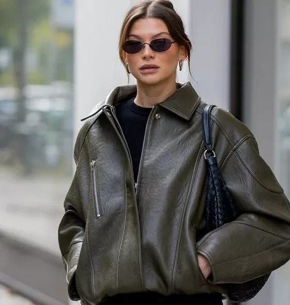 Κρυώνεις πολύ; Το καφέ oversize μπουφάν από τη Stradivarius που θα σε κρατάει πάντα ζεστή