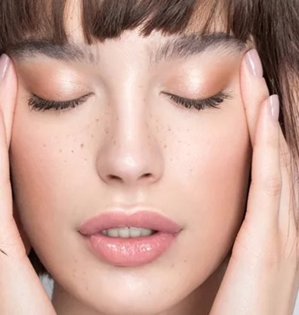 Θες εφέ "brow lift"; 3 φυσικές μέθοδοι για ανυψωμένα φρύδια