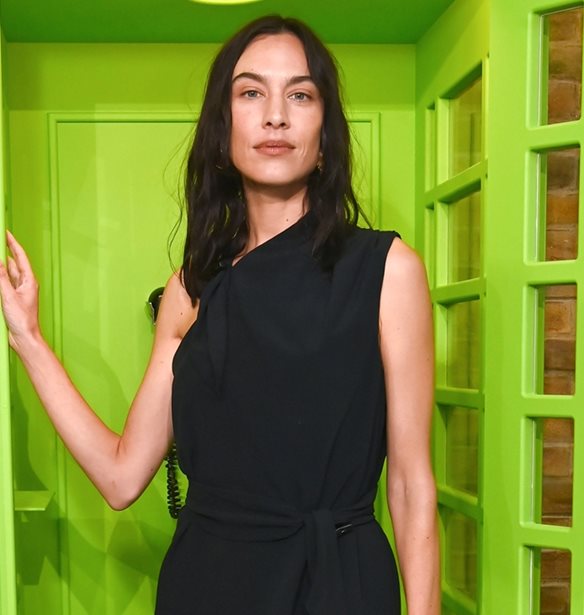 Η Alexa Chung φόρεσε το jacket που κάθε fashionista θα έχει στην ντουλάπα της το φθινόπωρο