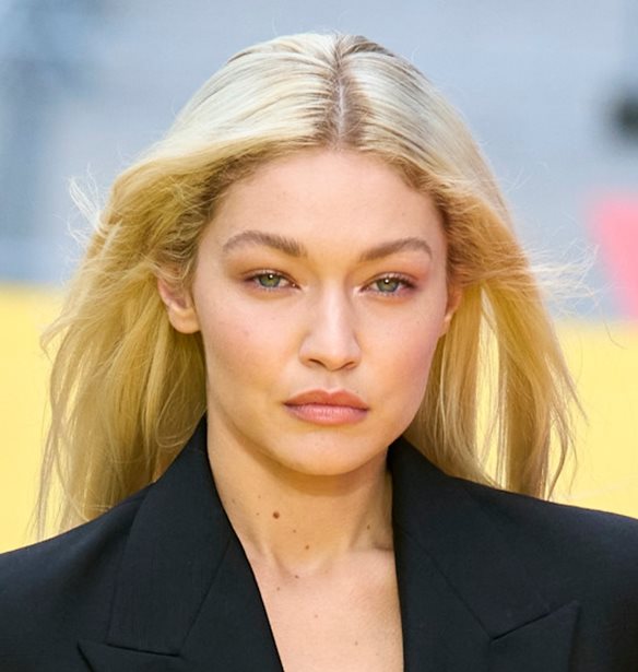 Το νέο edgy look της Gigi Hadid με μαύρα μαλλιά