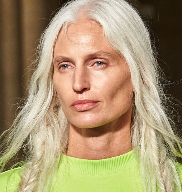 Gray Hair: Γιατί αλλάζει η υφή των μαλλιών όταν γκριζάρουν και πώς να τα φροντίσουμε σωστά