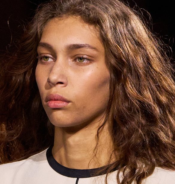 Το χτένισμα που θα δούμε περισσότερο το 2026 επιστρέφει από τα 90s