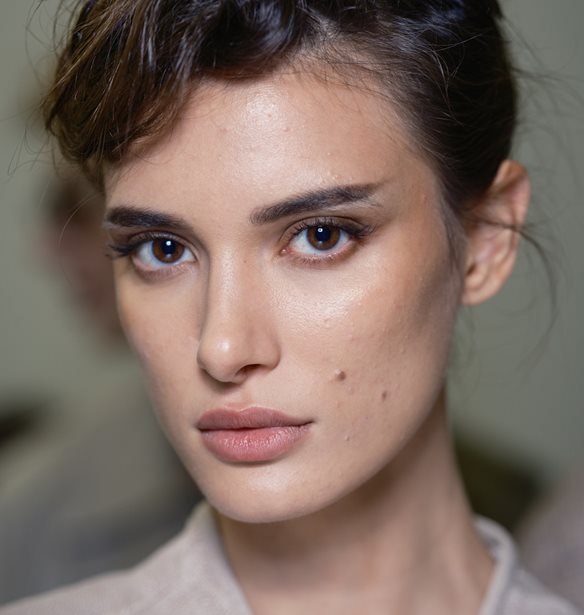 H ιδιαίτερη απόχρωση στη mascara που θα δούμε να κυριαρχεί τον χειμώνα