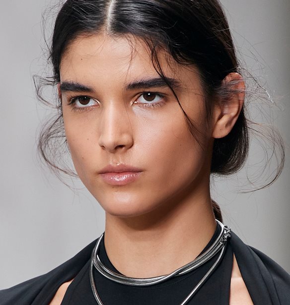 Έχεις καστανά ή πράσινα μάτια; Με αυτό το makeup tip θα αναδείξεις το χρώμα τους