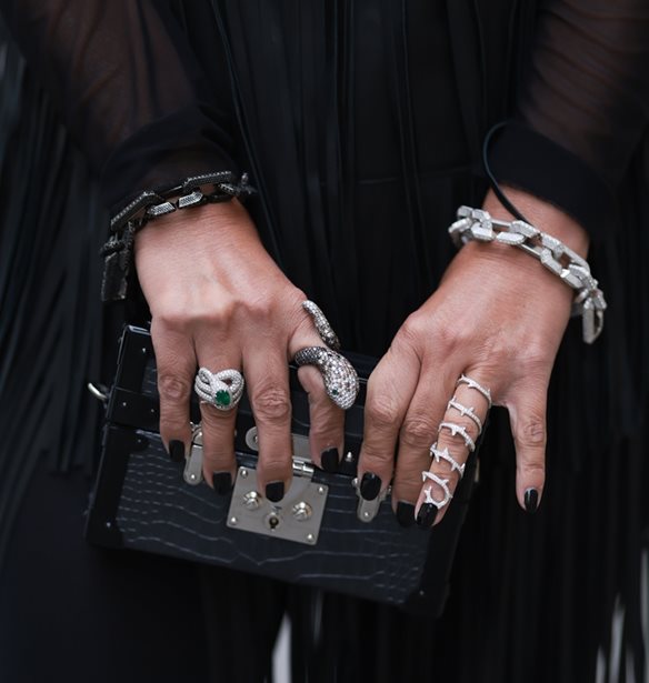 Έτσι θα κάνεις το μαύρο μανικιούρ σου extra εντυπωσιακό