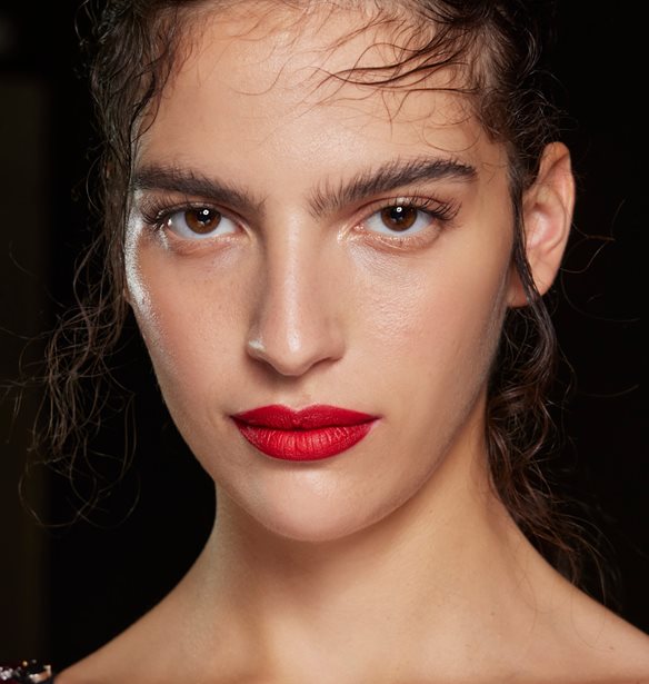 Red Crush: 12 φλογερά beauty items που ερωτευτήκαμε στις φετινές γιορτές
