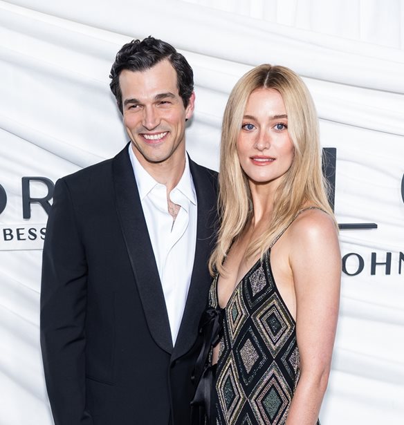 Sarah Pidgeon: Στην πρεμιέρα της σειράς "Love Story" με εντυπωσιακή τουνίκ από φτερά