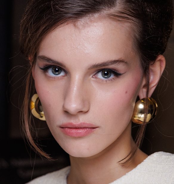 Aυτό το περλέ eyeliner από τα Zara κοστίζει μόνο 10 ευρώ και μπορεί να κάνει κάθε beauty look ανάρπαστο