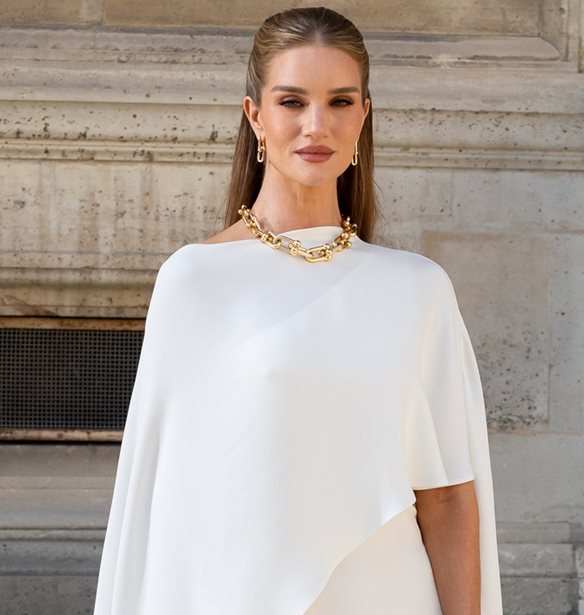 Rosie Huntington-Whiteley: Υιοθέτησε το πιο κομψό και διαχρονικό πεντικιούρ για το καλοκαίρι