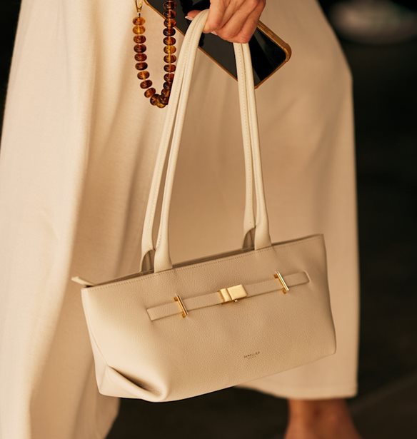 Τσάντες με μακρύ χερούλι: Η νέα τάση που κυριαρχεί στο runway