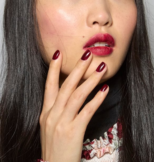 Red wine nails: 5 ιδέες μανικιούρ σε μπορντό χρώμα, ό,τι πιο αριστοκρατικό για αυτήν τη σεζόν