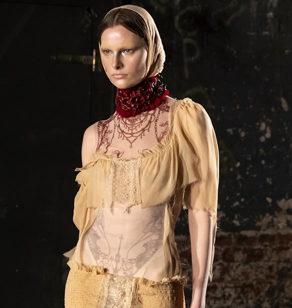 Dilara Findikoglu: Η υπογραφή πίσω από την πιο iconic ελληνική σκηνική παρουσία