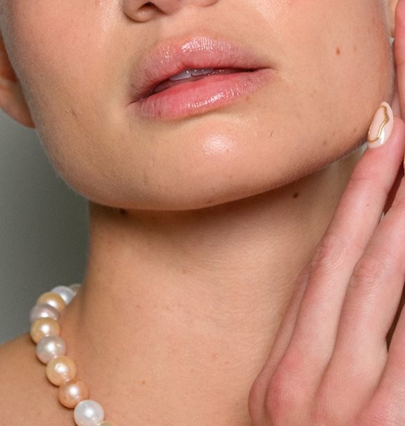 "C French" Nails: H νέα τάση στο γαλλικό μανικιούρ που υιοθετούν όλα τα "it" girls τώρα