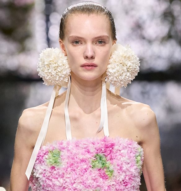 Στο Dior Haute Couture SS26 show εντοπίσαμε το απόλυτο beauty trend για τους επόμενους μήνες