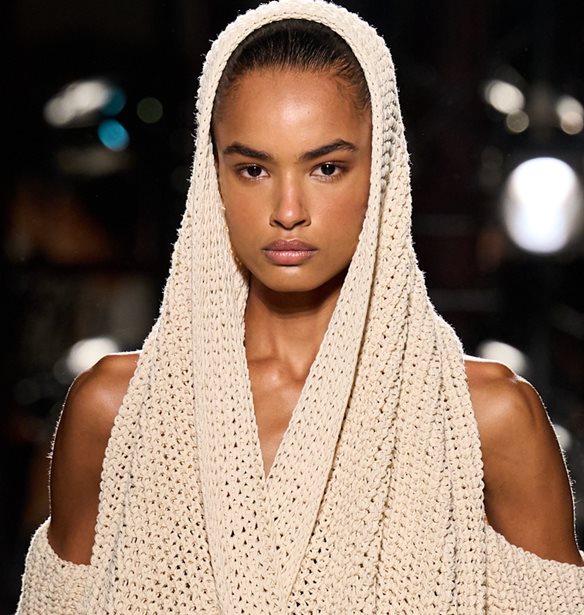 Balmain Show SS26: Το μυστικό των μοντέλων για την αξεπέραστη λάμψη στην επιδερμίδα τους
