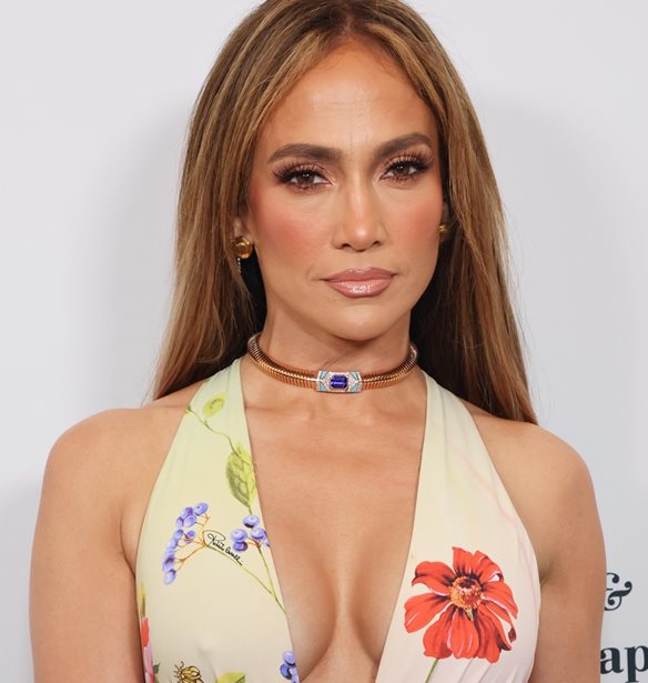 Η Jennifer Lopez με το απόλυτο ξανθό χρώμα που την έκανε να μοιάζει με την Gwen Stefani