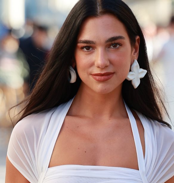 Daisy nails το καλοκαίρι: H Dua Lipa με το μανικιούρ που αξίζει να δοκιμάσεις τώρα