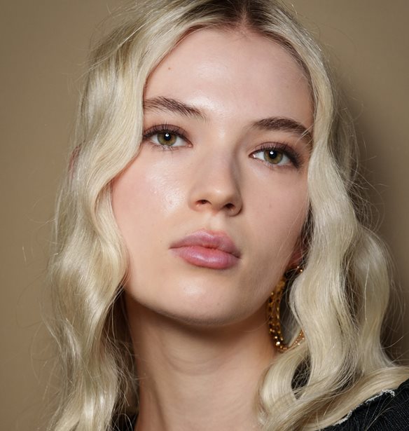 Boho Blonde: Το απόλυτο ξανθό χρώμα που δεν απαιτεί αρκετές επισκέψεις στο κομμωτήριο
