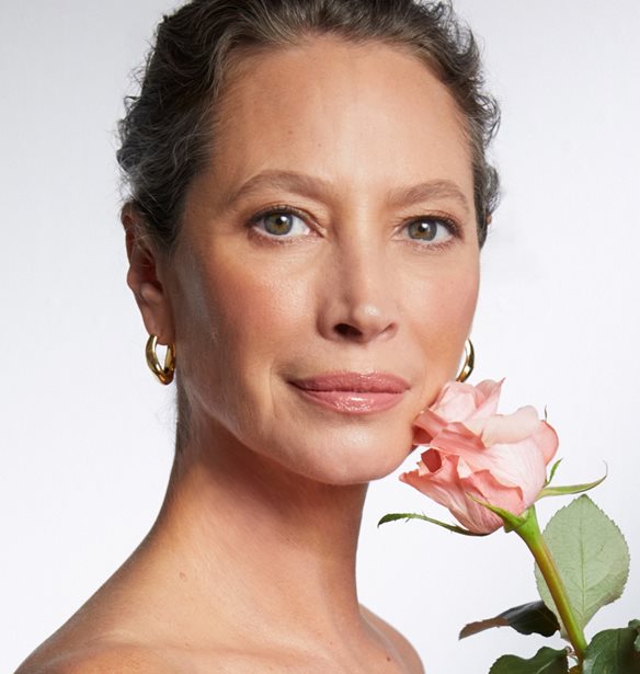 Η iconic Christy Turlington γίνεται η νέα μούσα για ένα από τα πιο εμβληματικά brands ομορφιάς