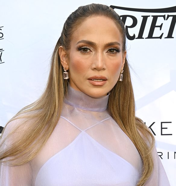H Jennifer Lopez υιοθέτησε την πιο stylish καφέ απόχρωση για το μανικιούρ της