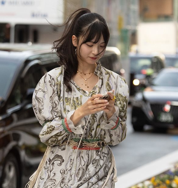 "Bunny Bangs": Το hair trend που κάνει θραύση στα social media τώρα