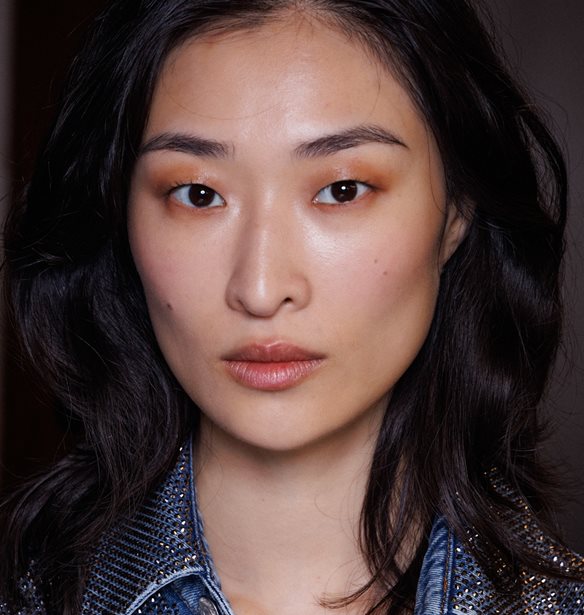 "Milk Tea": Το νέο makeup trend που θα βλέπουμε παντού το χειμώνα του 2025