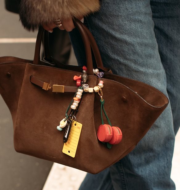 Αυτό είναι το dupe της πιο hot suede τσάντας που λατρεύουν τα it-girls