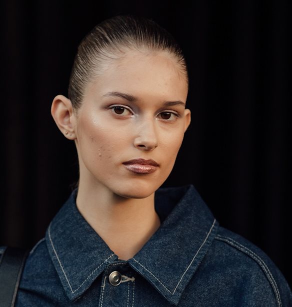 Αυτό είναι το χτένισμα που χαρίζει εφέ βλεφαροπλαστικής