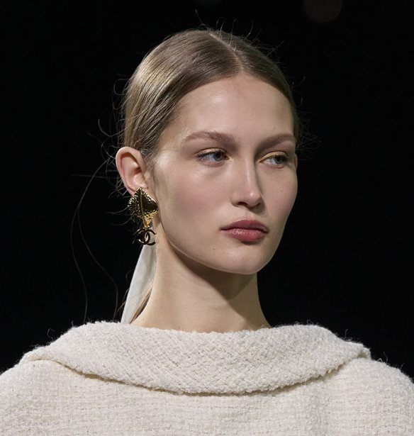 2 hairstyles για να απογειώσεις τα looks των φετινών γιορτών