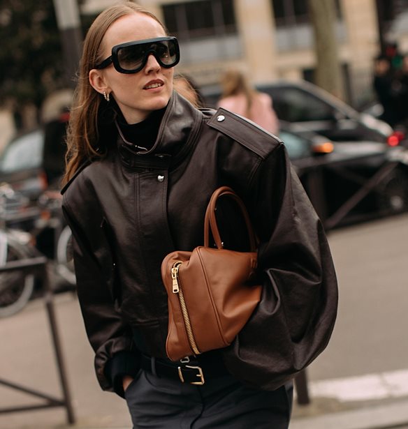 Αυτό το οικονομικό biker jacket είναι το διαχρονικό πανωφόρι που χρειάζεσαι στη συλλογή σου
