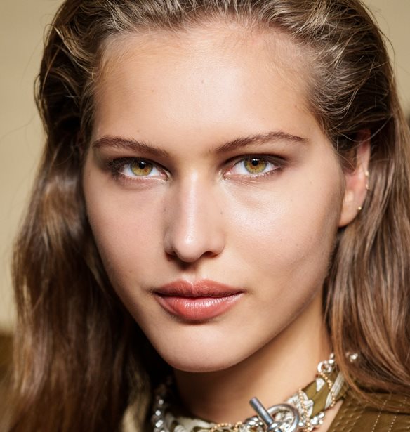 Όλα τα μυστικά για να διατηρήσουμε λαμπερή την επιδερμίδα μας μέσα στις γιορτές