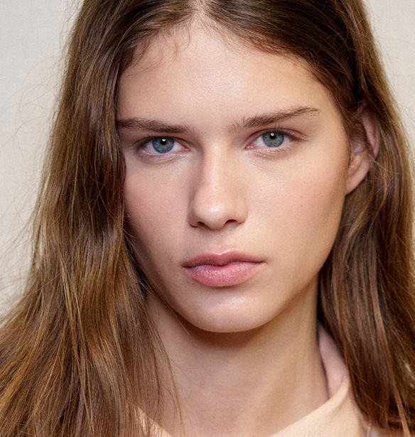 Plump επιδερμίδα με λιγότερα από 7€; Κι όμως, βρήκαμε το έλαιο με σκουαλένιο που ορκίζονται οι experts