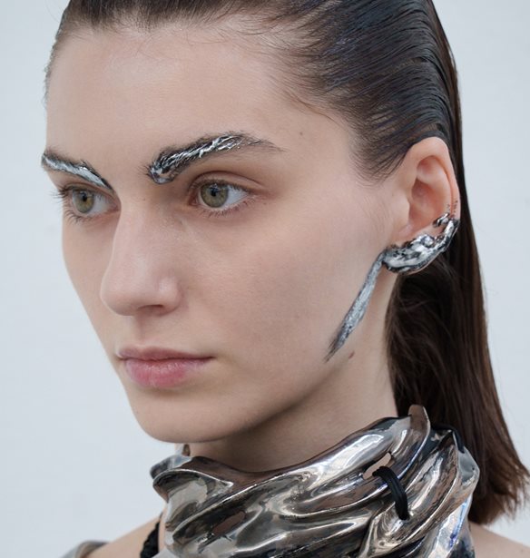 7 must have προϊόντα ομορφιάς που φέρνουν τη βροχή των αστεριών στα beauty look μας