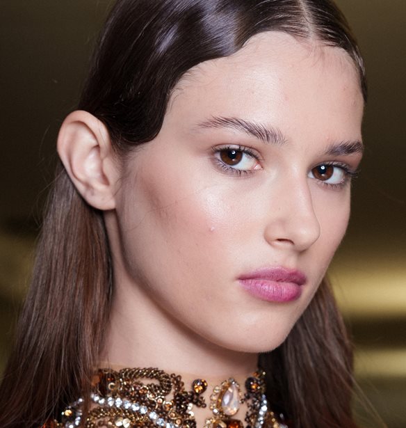 Η τελευταία λέξη της μόδας στο μακιγιάζ: 4 προϊόντα που αξίζουν μια θέση στο νεσεσέρ σου