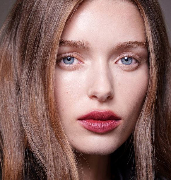 Μπορντό ή σάπιο μήλο; Αυτές οι αποχρώσεις χαρίζουν τα effortless chic μακιγιάζ της σεζόν