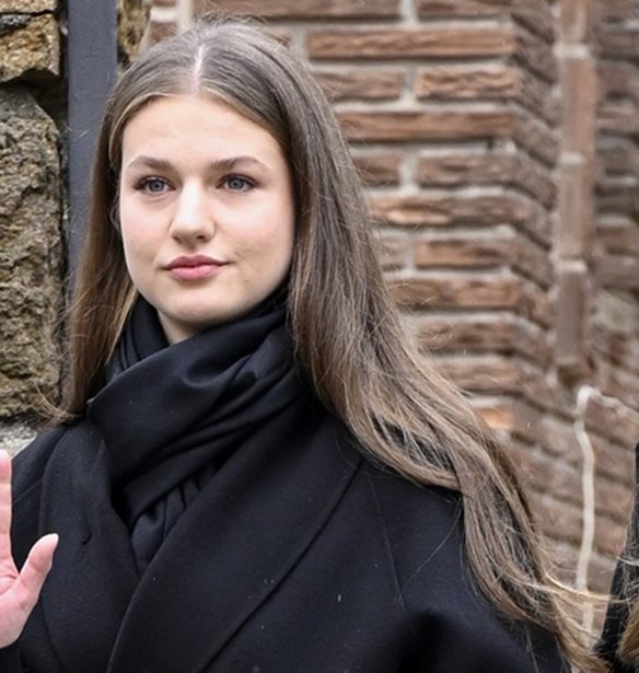 Το μαύρο παλτό της πριγκίπισσας Leonor θα γίνει το νέο σου go-to πανωφόρι για τον χειμώνα