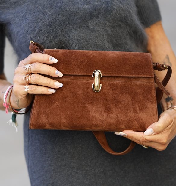 5 suede τσάντες από ZARA που θα ανανεώσουν το στυλ του χειμώνα (και της άνοιξης)