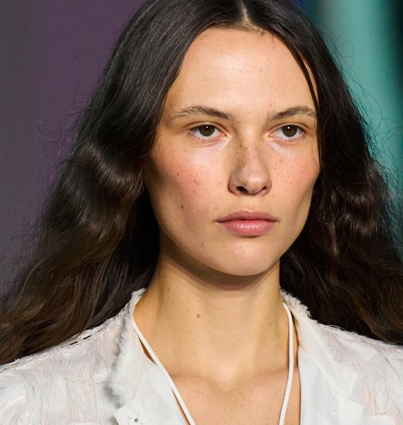 Δεν προλαβαίνεις να φτιάξεις τα μαλλιά σου το πρωί; Αυτό το hair trend έρχεται για να σε βγάλει από τη δύσκολη θέση