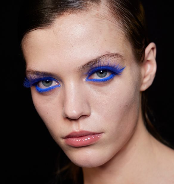 "Indigo Blue": 10 beauty items που "βάφουν" στα μπλε τη ρουτίνα ομορφιάς μας