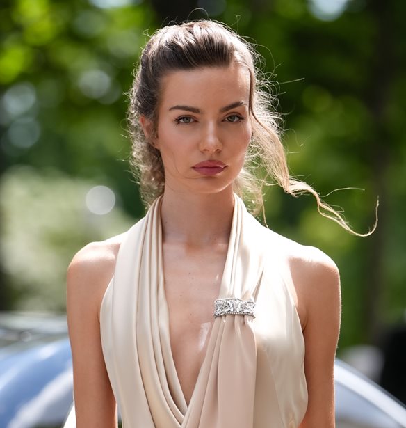 Island Looks: Όλες οι νέες beauty επιλογές που μας συντροφεύουν στις διακοπές
