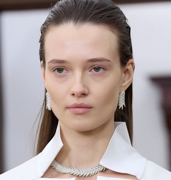 2 απλά και "έξυπνα" hacks με το concealer που κάνουν την επιδερμίδα να δείχνει πιο νεανική