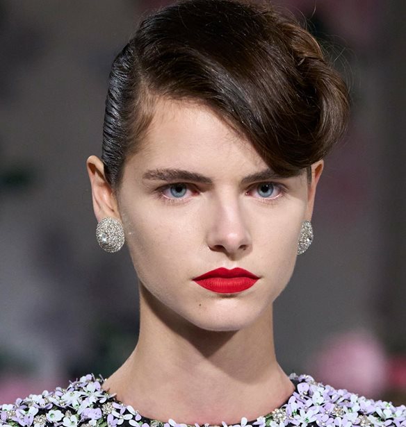 Festive Look: To pro tip για να εφαρμόσεις άψογα το γιορτινό κόκκινο κραγιόν