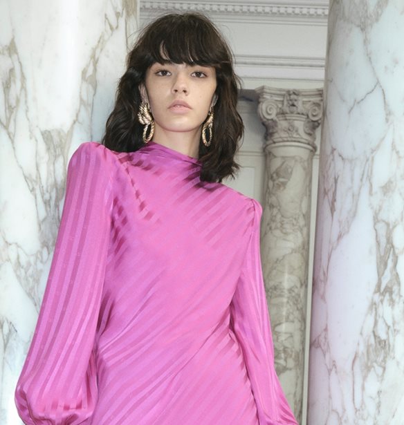 Ο οίκος Valentino επαναφέρει τις πιο αναγνωρίσιμες γόβες στην pre-fall συλλογή του