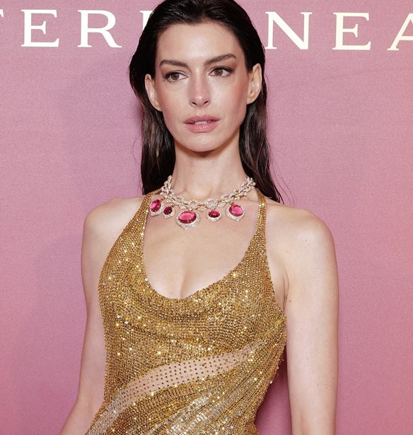 Anne Hathaway: Με αυτό το χτένισμα έκανε το πρόσωπό της να δείχνει πιο ανανεωμένο από ποτέ
