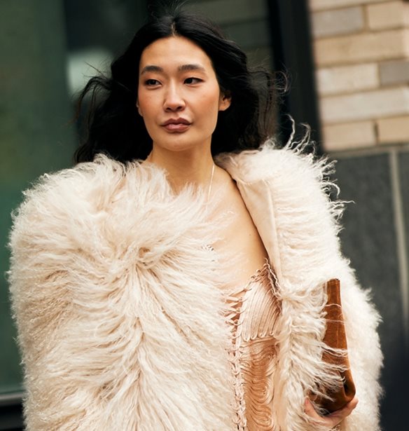 Αυτά τα 3 κομμάτια φορούν τώρα τα πιο stylish girls της Νέας Υόρκης