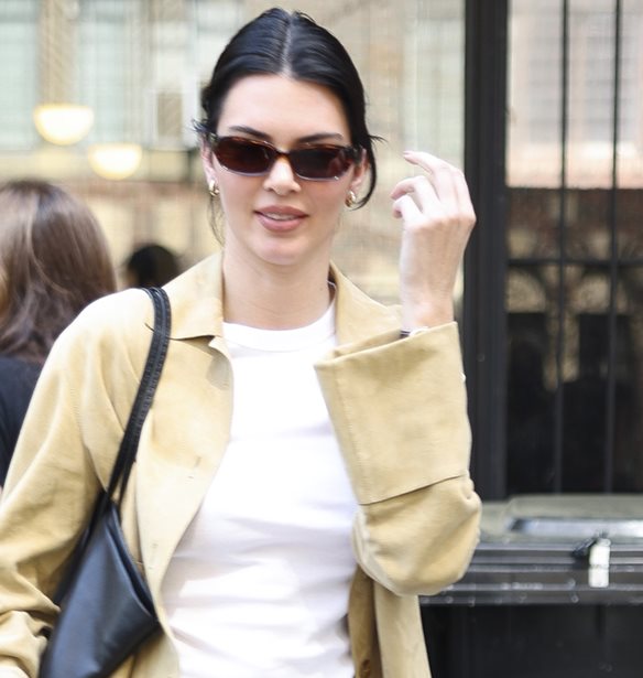 Pony hair flats: Εσύ θα δοκίμαζες τα παπούτσια της Kendall Jenner, το νέο "κόλλημα" της fashion κοινότητας;