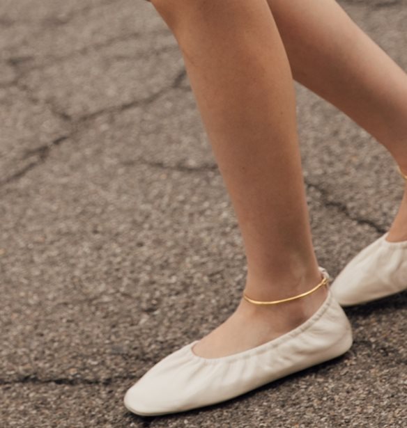 Party flats: Βρήκαμε τα πιο stylish παπούτσια αν θες να αποφύγεις τα τακούνια