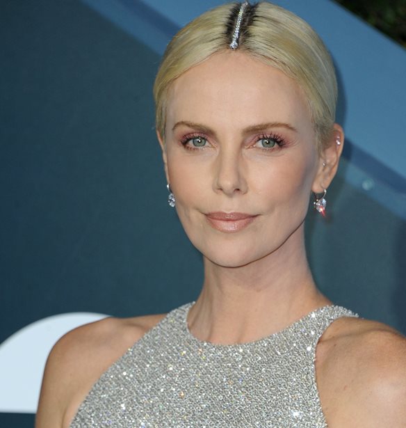 Charlize Theron: Αυτή η αλλαγή στα μαλλιά της την ανανέωσε πλήρως
