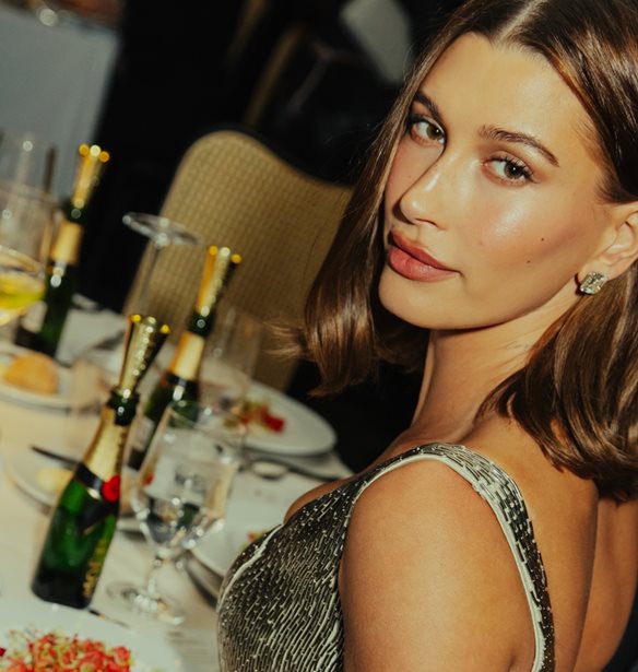 Το Υ2Κ βραδινό item της Hailey Bieber που θα πέθαινες να αποκτήσεις